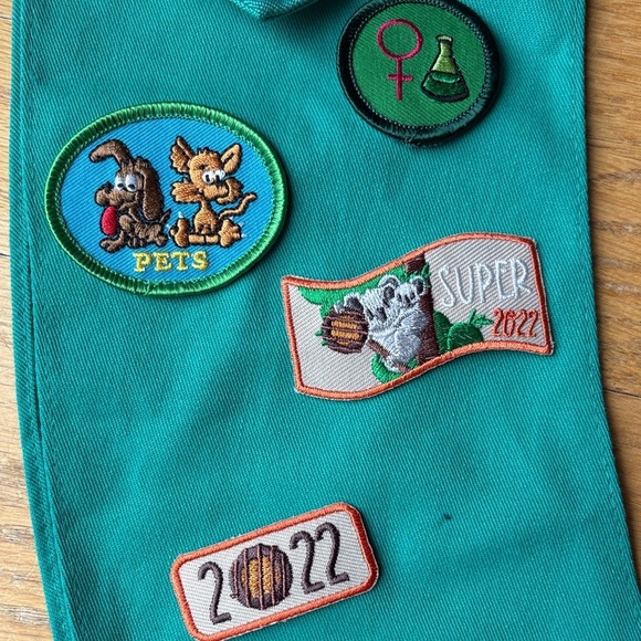 Girl Scouts Teal Sash with Patches and Leaf Keychain mini purse - Picture 3 of 6